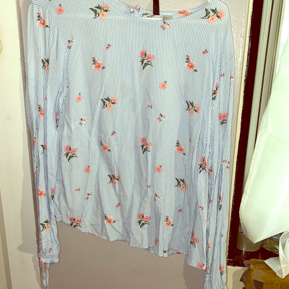 H&M floral blue stripped top
